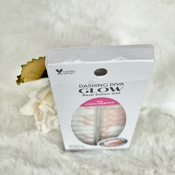 ✨HOST PICK✨ NWT DASHING DIVA GLOW REAL SALON GEL NAIL STRIPS 32 no light needed! - Picture 3 of 3